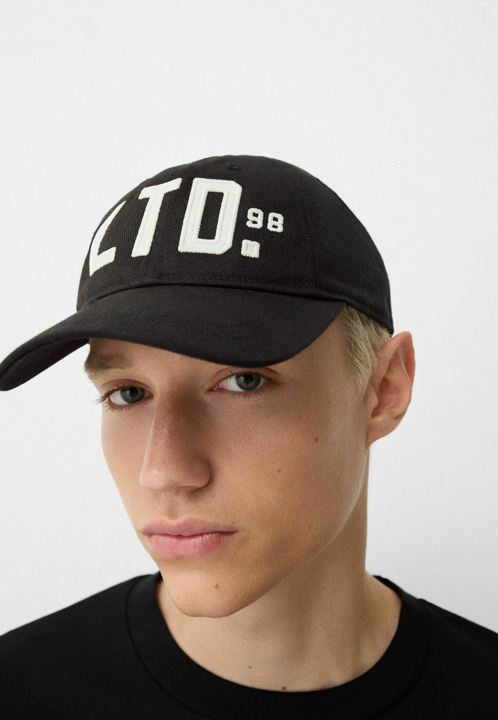 

Бейсболка EMBROIDERED Bershka, цвет Black Denim