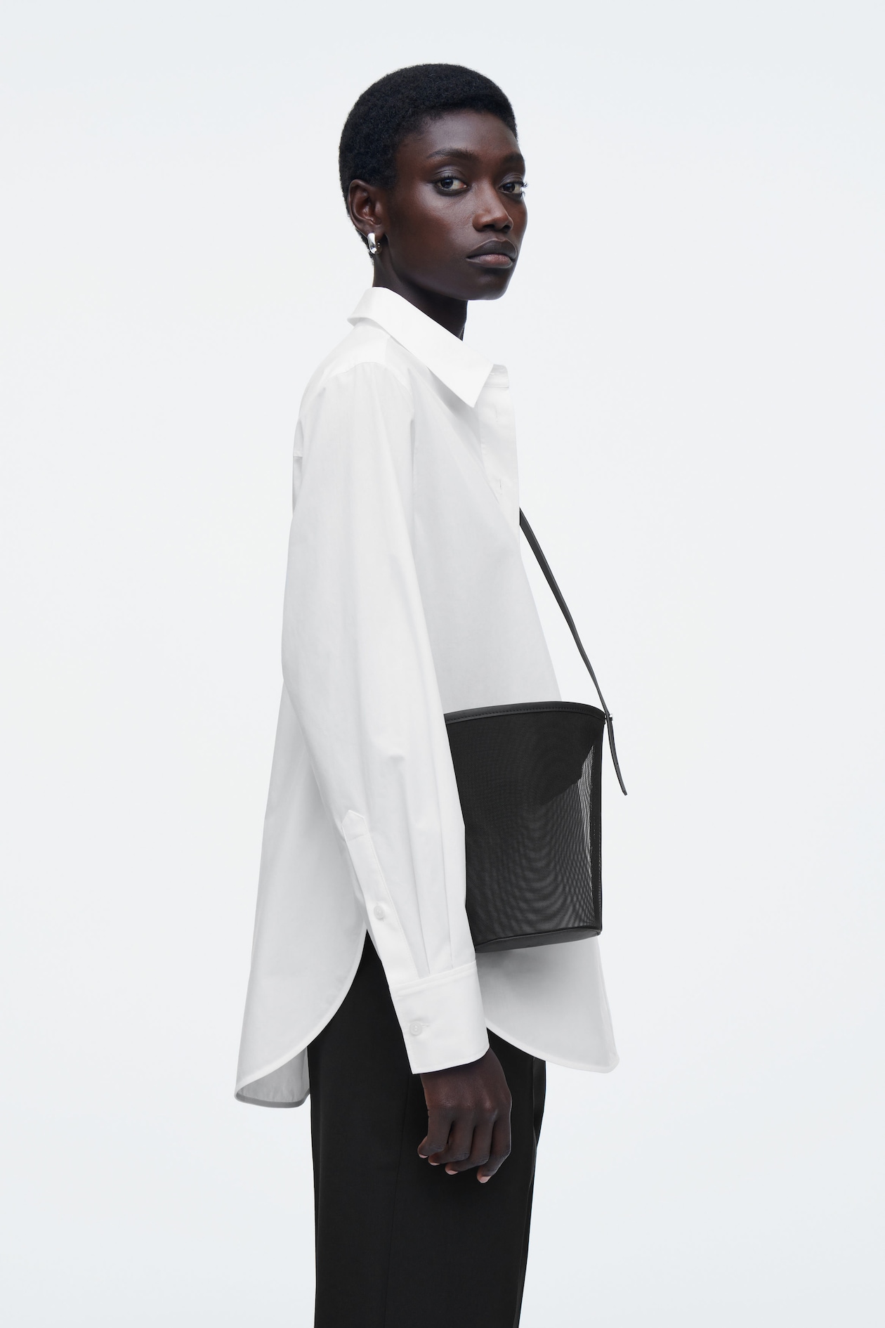 

Маленькая сумка-ведро из сетчатой ткани COS, черный