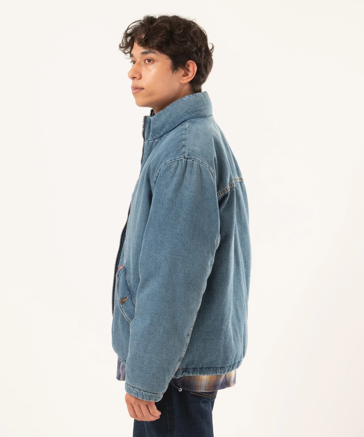 Короткая пуховая куртка Levi's BRIGGS, цвет индиго. — фото 2