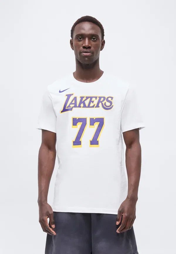 Футболка Nike Performance Los Angeles Lakers Luka Doncic Club Wear, белый — фото 3