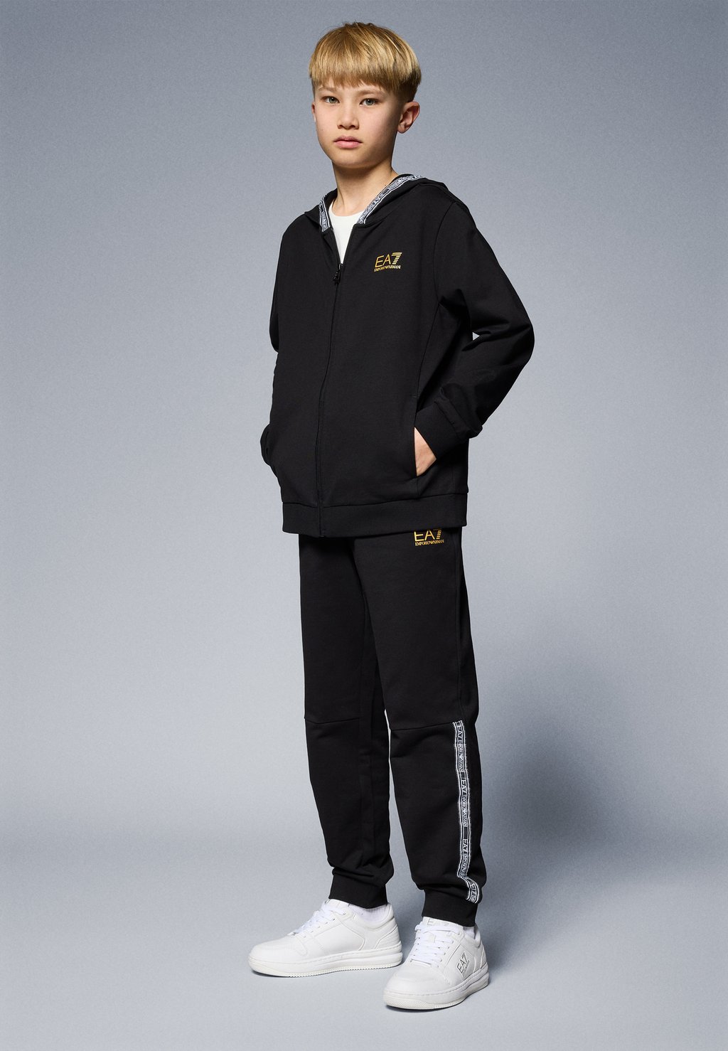

Костюм KIDS TRACK SUIT STYLE UNISEX EA7 Emporio Armani, черный