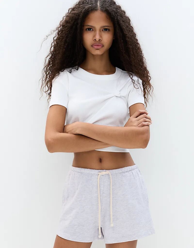 

Спортивные шорты-бермуды Pull&Bear с контрастной завязкой в бледно-мелованном цвете