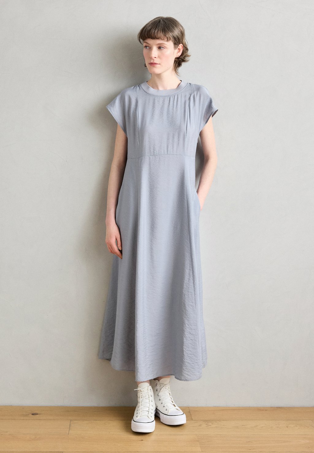 

Повседневное платье DRESS FEMININE SHAPE ROUND NECKLINE MIDI LENGTH CUTLINES Marc O'Polo, темно-синий
