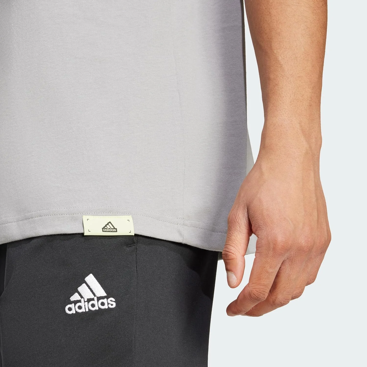 Футболка adidas Tech Linear Graphic Tee — фото 3