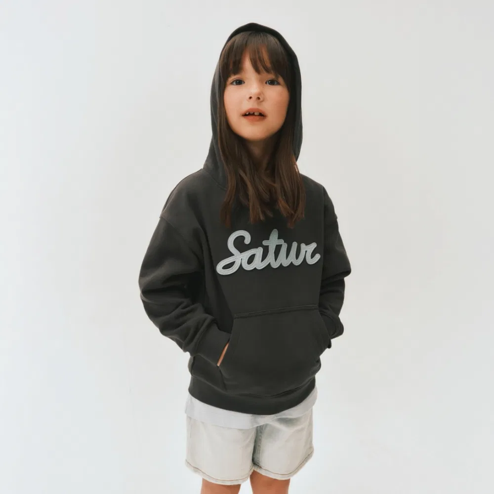 Детское худи с аппликацией Setter Kids угольного цвета от Satur Kids