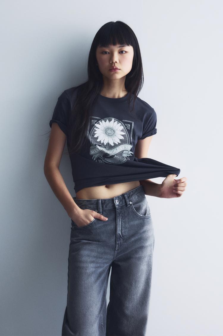 

Футболка с ретро-цветочным принтом Pull And Bear, серый