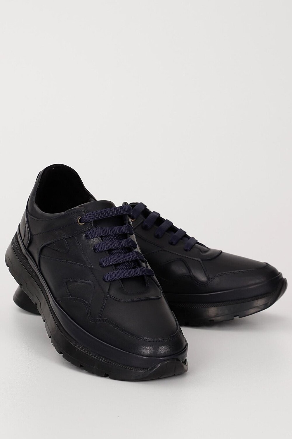 

Платиновые повседневные мужские кроссовки из натуральной кожи с круглым носком на шнуровке 42441 GÖNDERİ(R), темно-синий