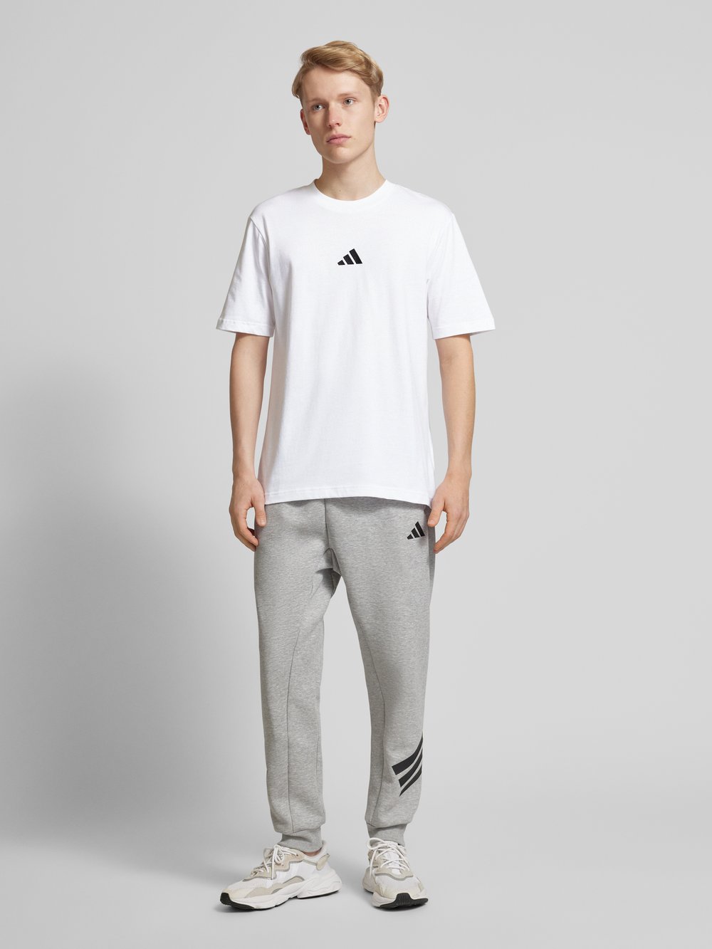 

Футболка с вышитой этикеткой ADIDAS SPORTSWEAR, белый