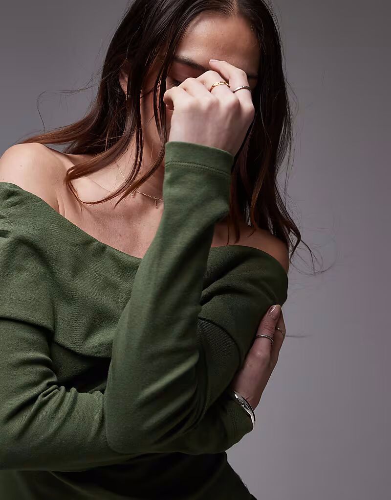 

Трикотажный топ Topshop с открытыми плечами зеленого цвета