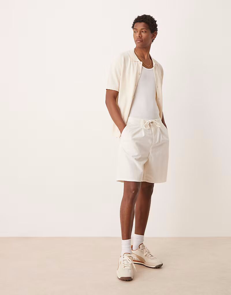 

Широкие шорты средней длины со складками и шнурком ASOS DESIGN белого цвета