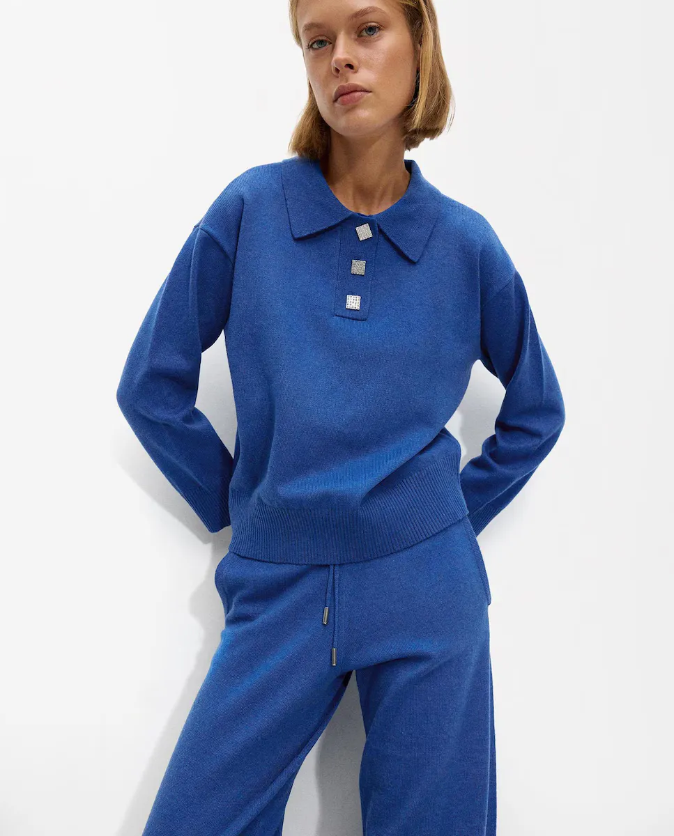 

Женский трикотажный джемпер с воротником поло и декоративными стразами Parfois, синий