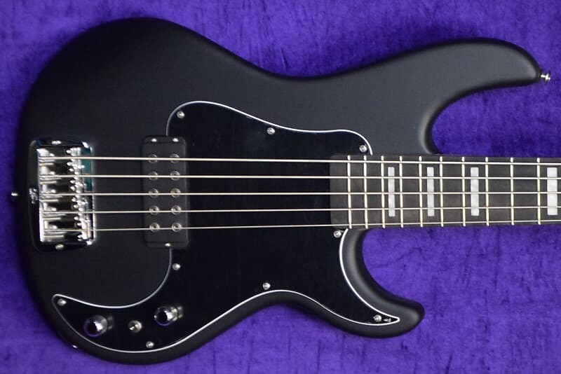 

Басс гитара G&L Kiloton 5, Jet Black Frost / Ebony