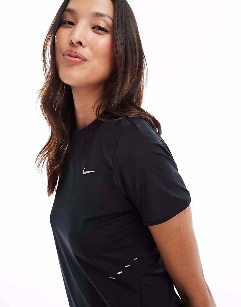 Футболка Nike Running Swift Dri-Fit черного цвета — фото 2