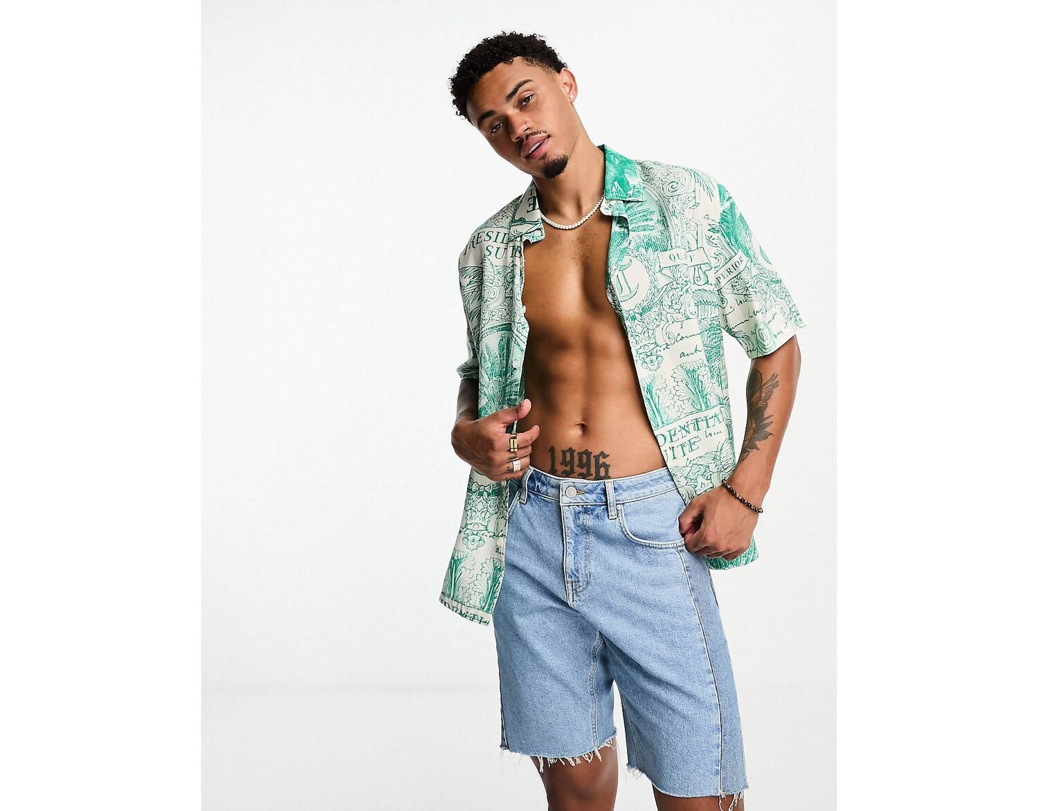 

Бело-зеленая рубашка с принтом Bershka Placement