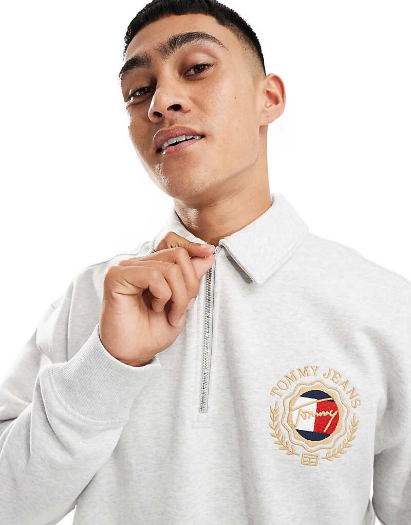 

Tommy Jeans – Explorer Luxe – Серая толстовка с молнией на шее и логотипом