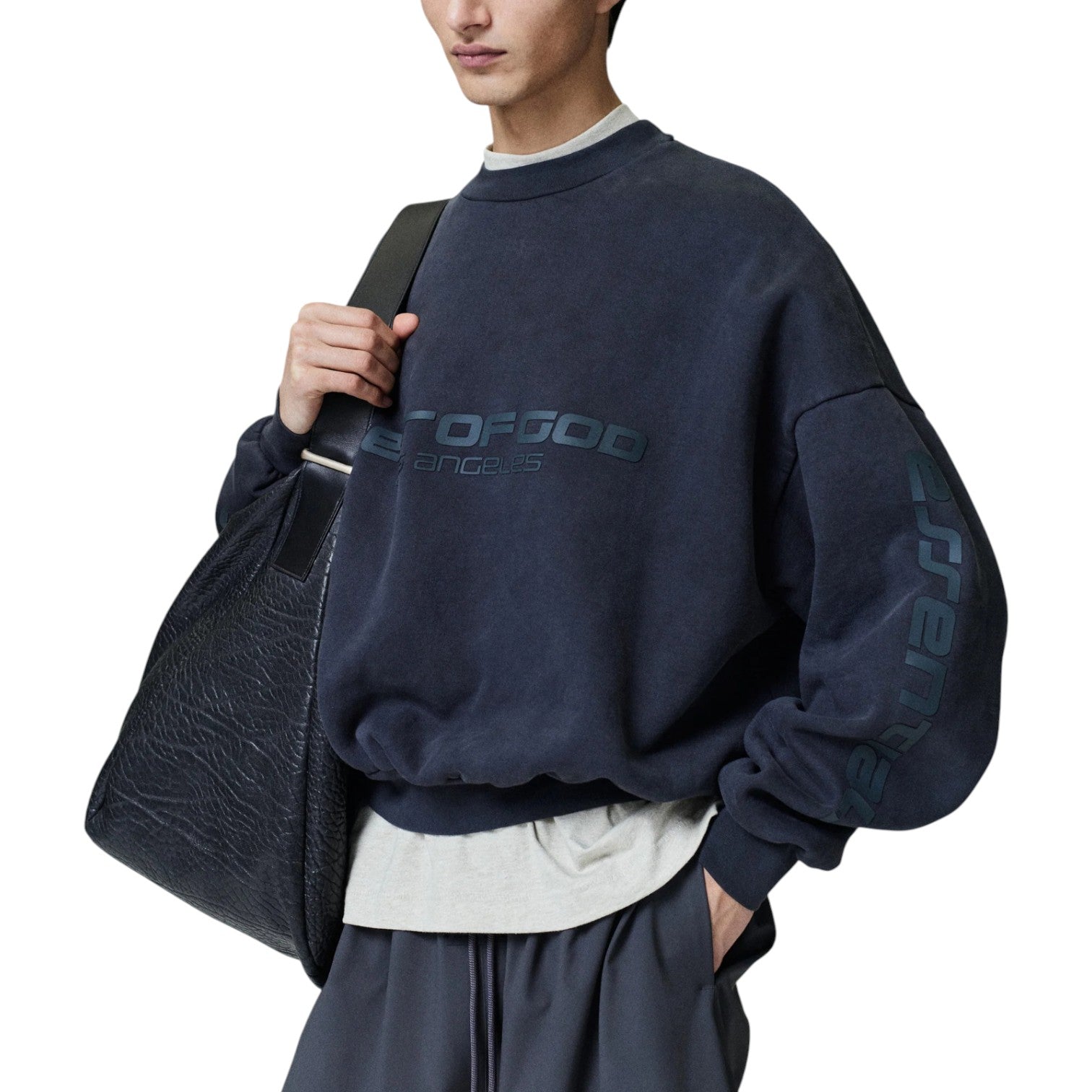 Укороченная толстовка из плотного флиса Fear of God Essentials Los Angeles, цвет «Винтажный черный» — фото 3