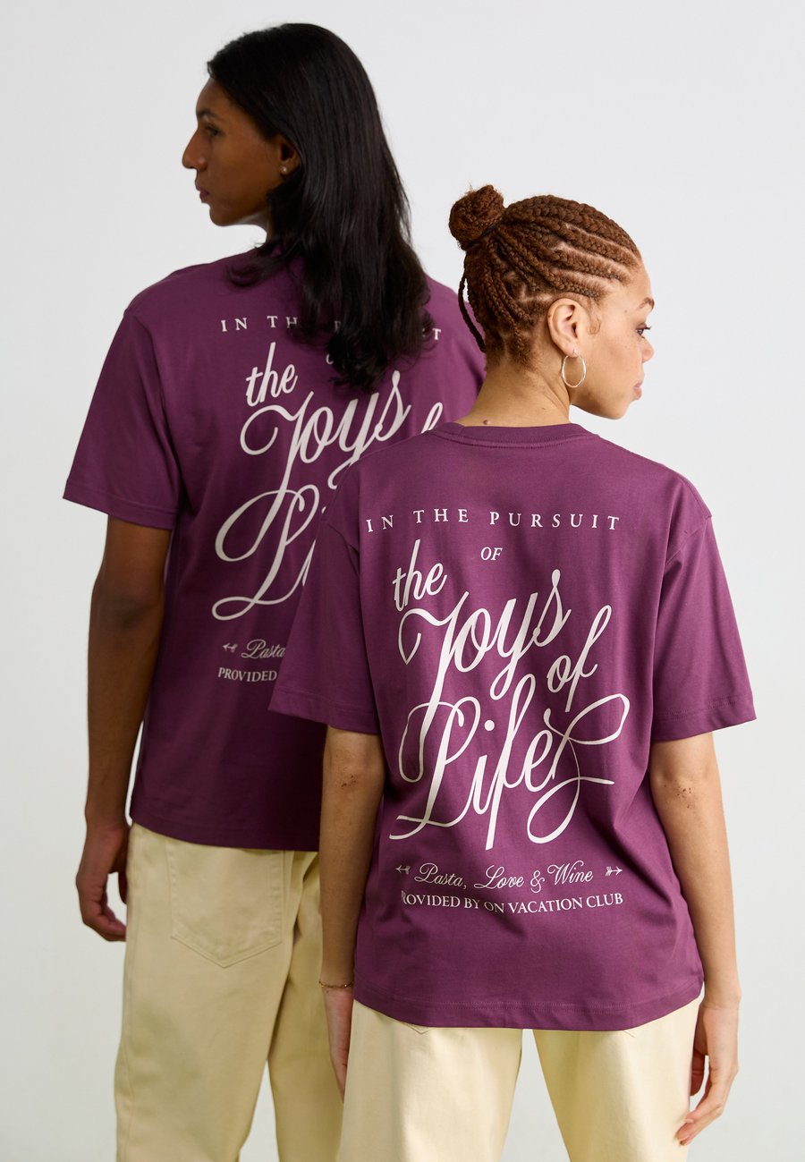 

Футболка On Vacation JOYS OF LIFE UNISEX, Burgundy/Purple, Фиолетовый, Футболка On Vacation JOYS OF LIFE UNISEX, Burgundy/Purple