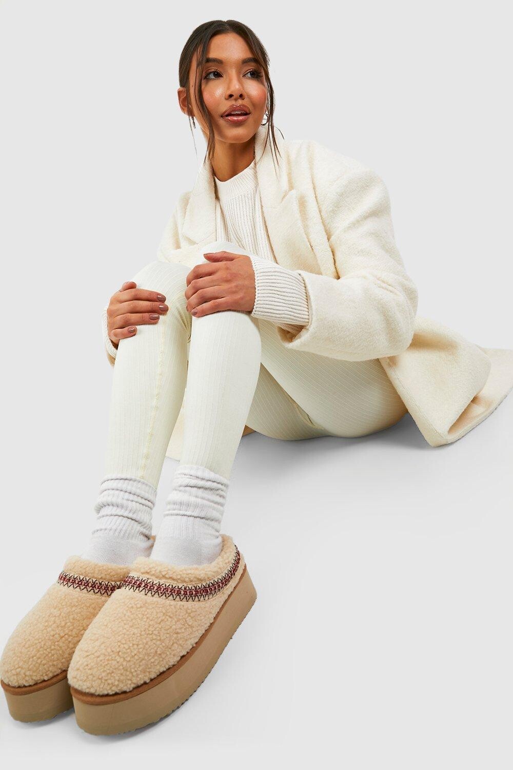 

Уютные мюли на платформе с вышивкой Borg boohoo, бежевый