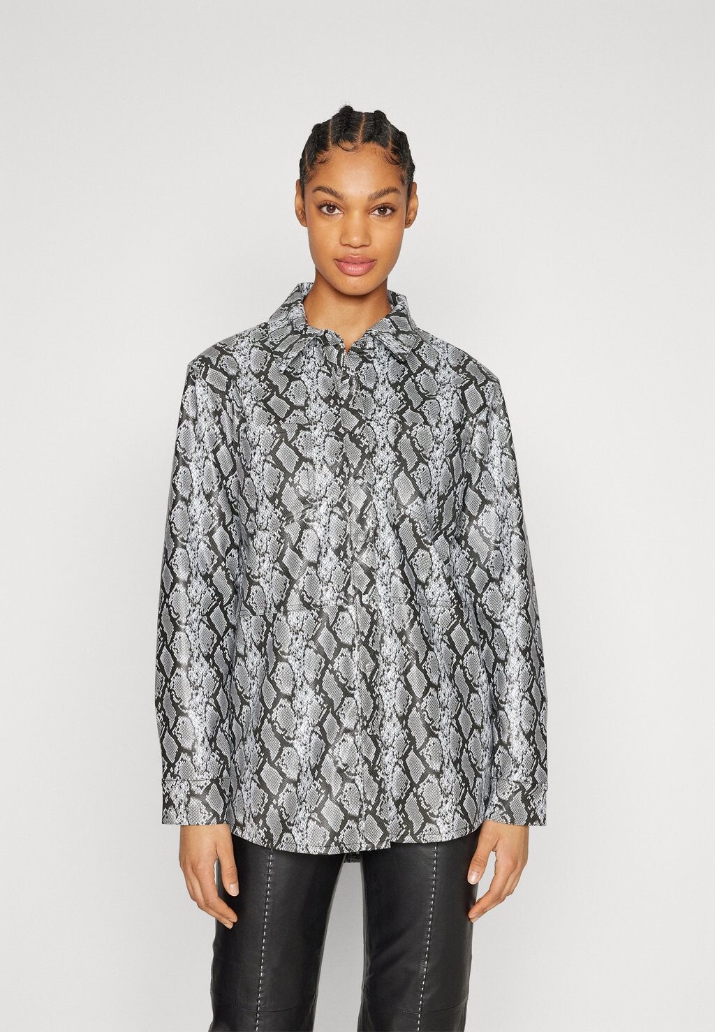 

Тонкая ракушка ONLY ONLCARYS SNAKE SHACKET, цвет black/grey