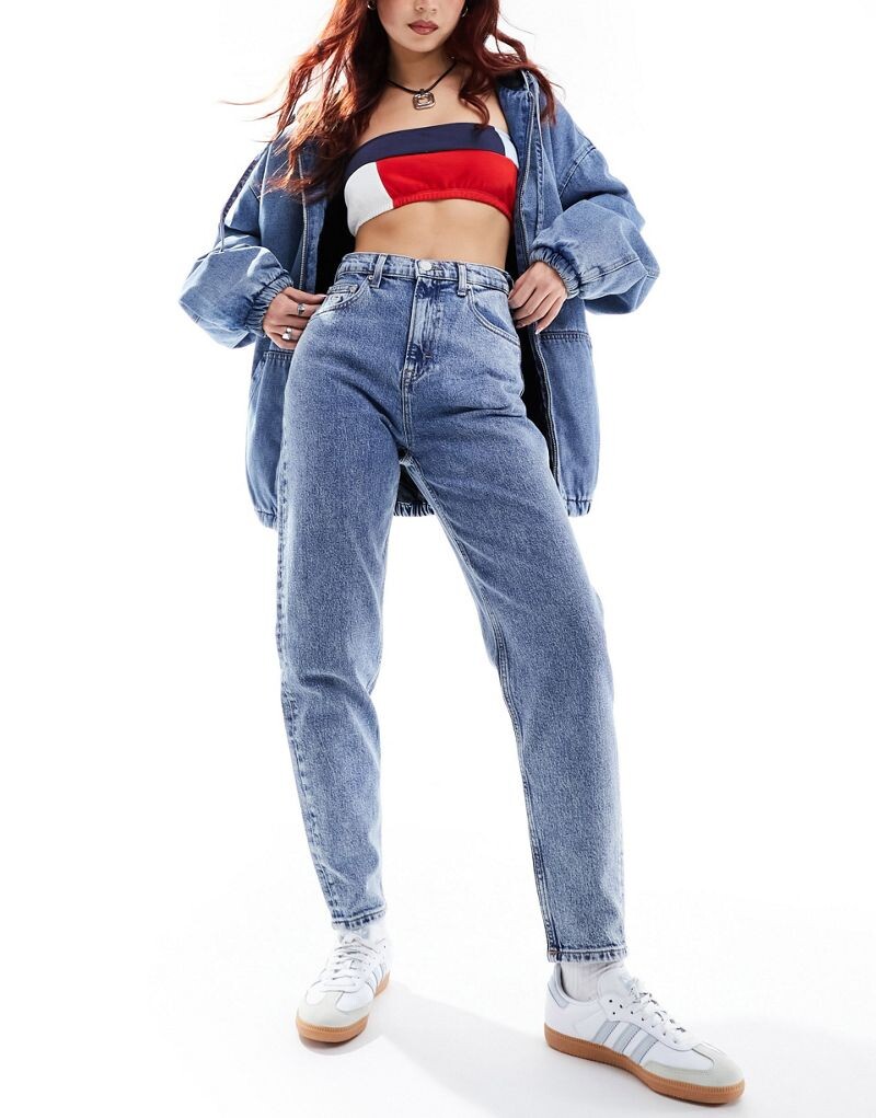 

Tommy Hilfiger — зауженные джинсы Mom с очень высокой посадкой, средней стирки