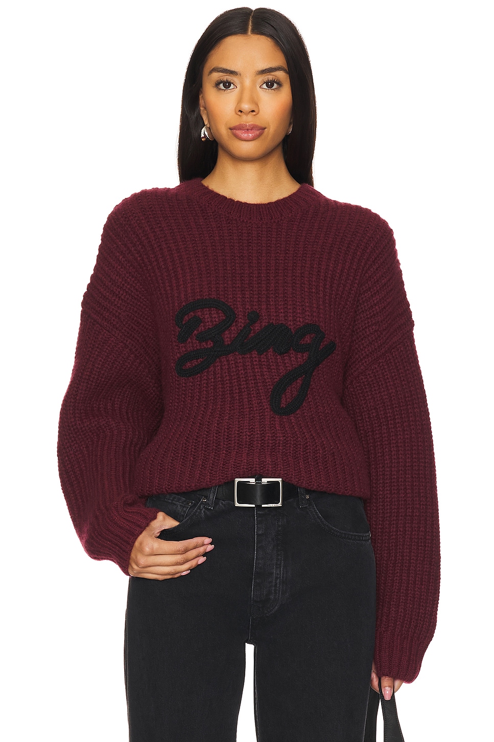 

Подпись на свитере команды sydney Anine Bing, цвет zinfandel