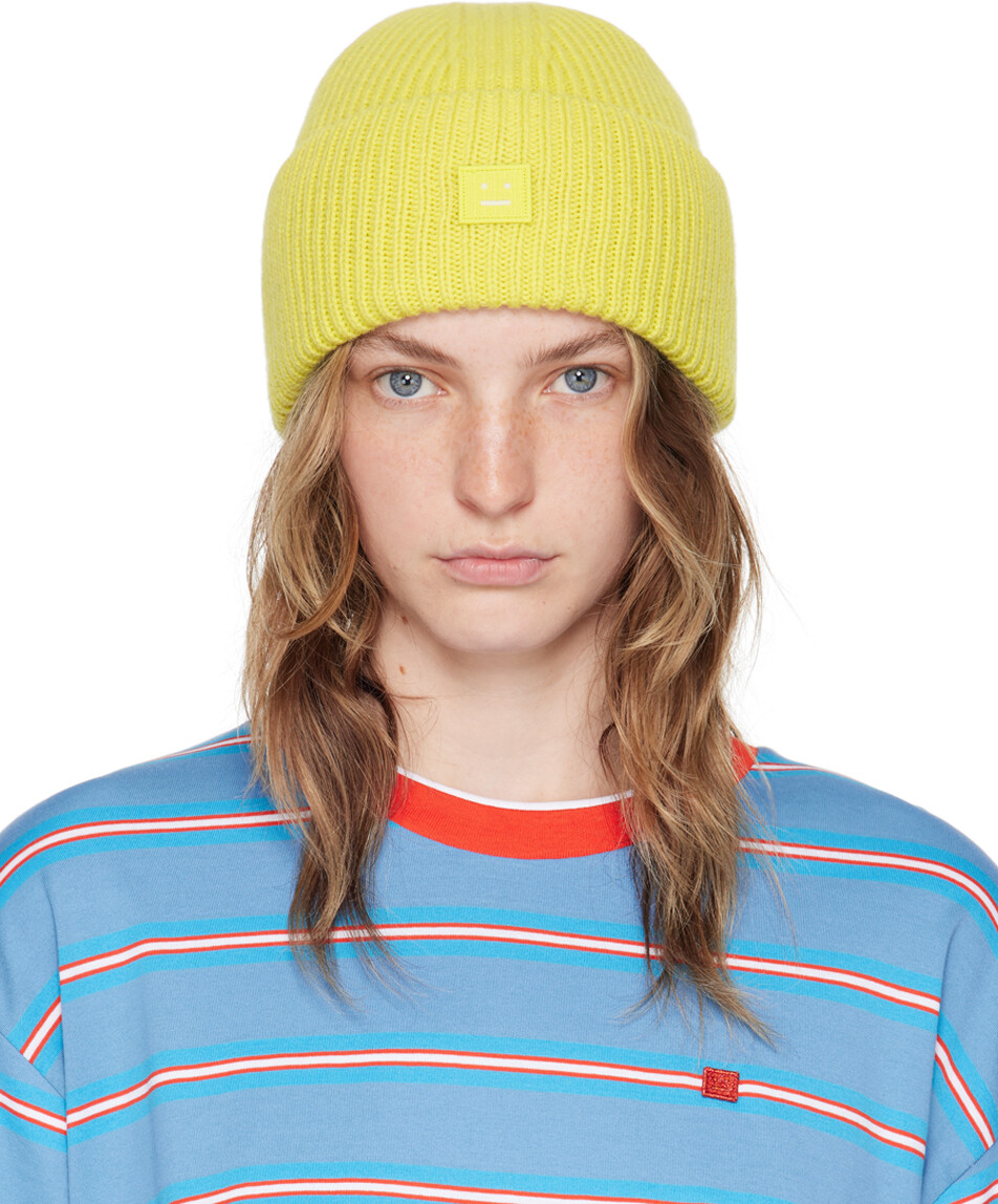 

Желтая шапочка с логотипом в виде маленького лица Acne Studios