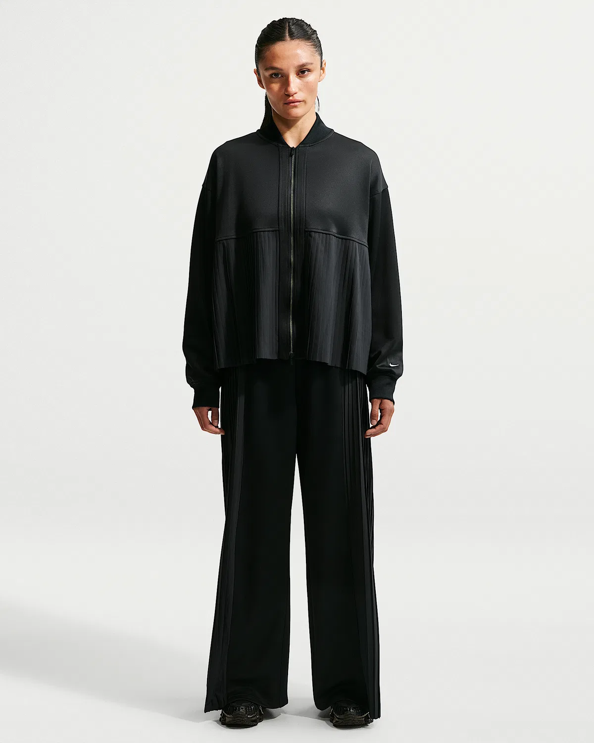Женская плиссированная куртка Nike Sportswear, Black/Sail — фото 4
