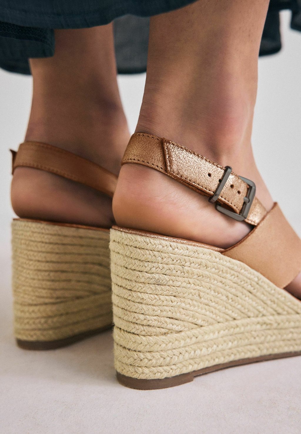 Босоножки на танкетке Espadrillas Next, золотой — фото 3