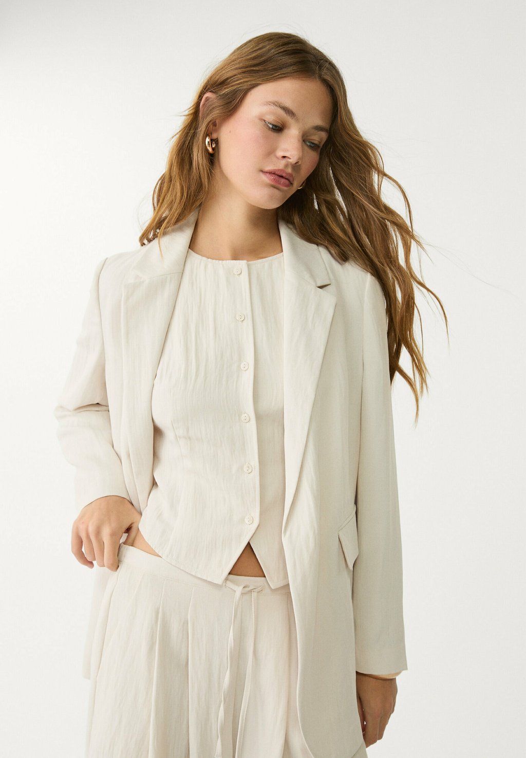 

Короткое пальто CREASED FLOWING REGULAR FIT Stradivarius, цвет Stone
