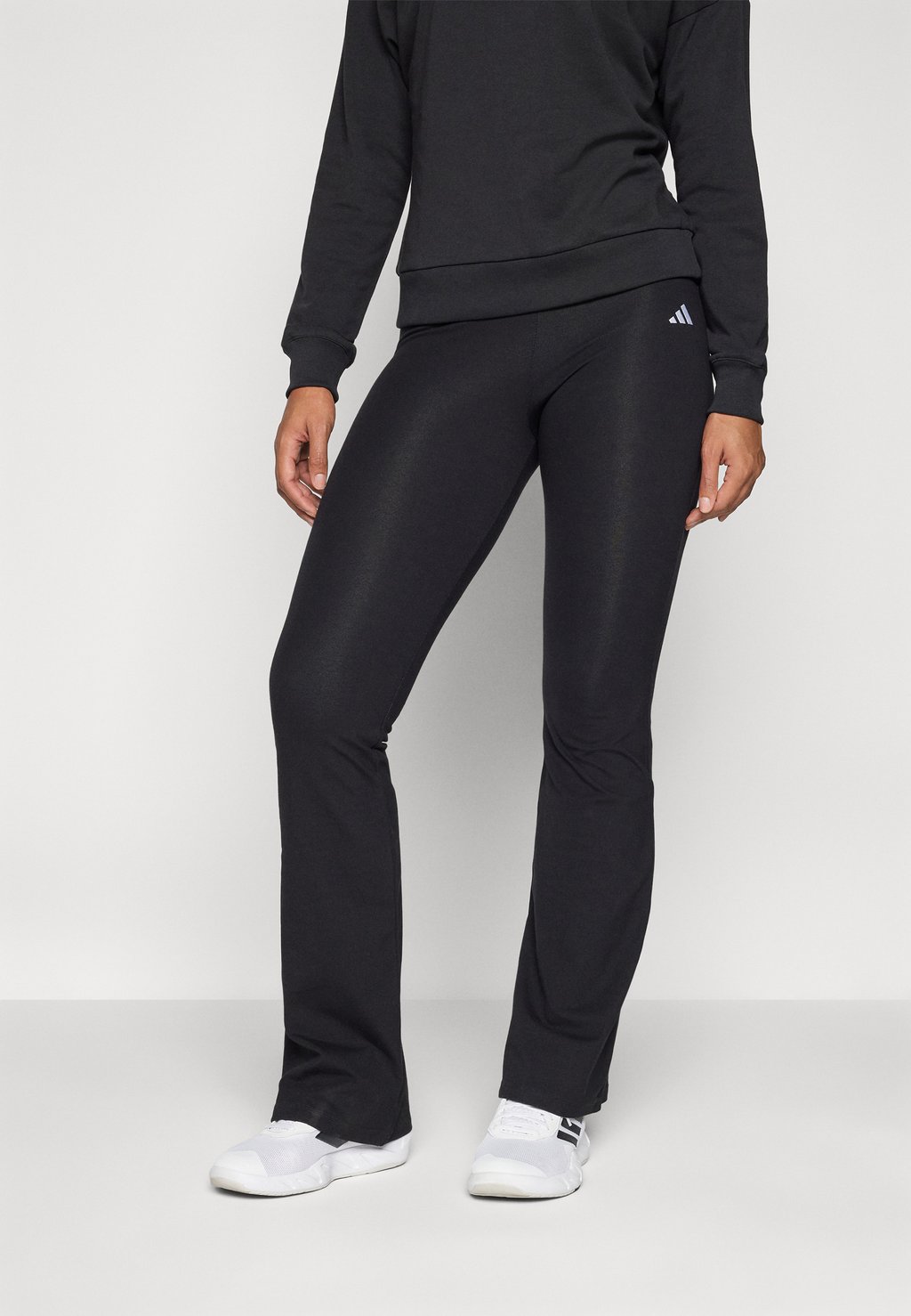 

Леггинсы ESSENTIALS SMALL LOGO FLARED adidas Sportswear, черный