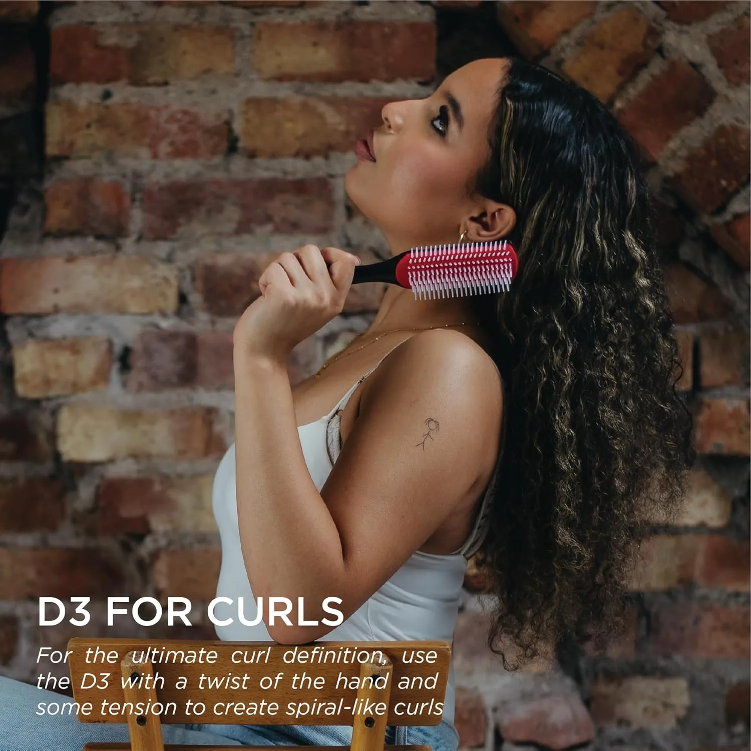 Denman D3 Original Curl Definer & Styler, щетка для вьющихся волос для женщин и мужчин - 7-рядная расческа для распутывания и укладки локонов для гладких и четких завитков, Black — фото 3