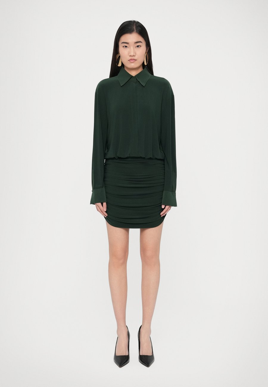 

Платье Norma Kamali BOYFRIEND SHIRT SHIRRED DRESS, Dark Emerald/Dark Green