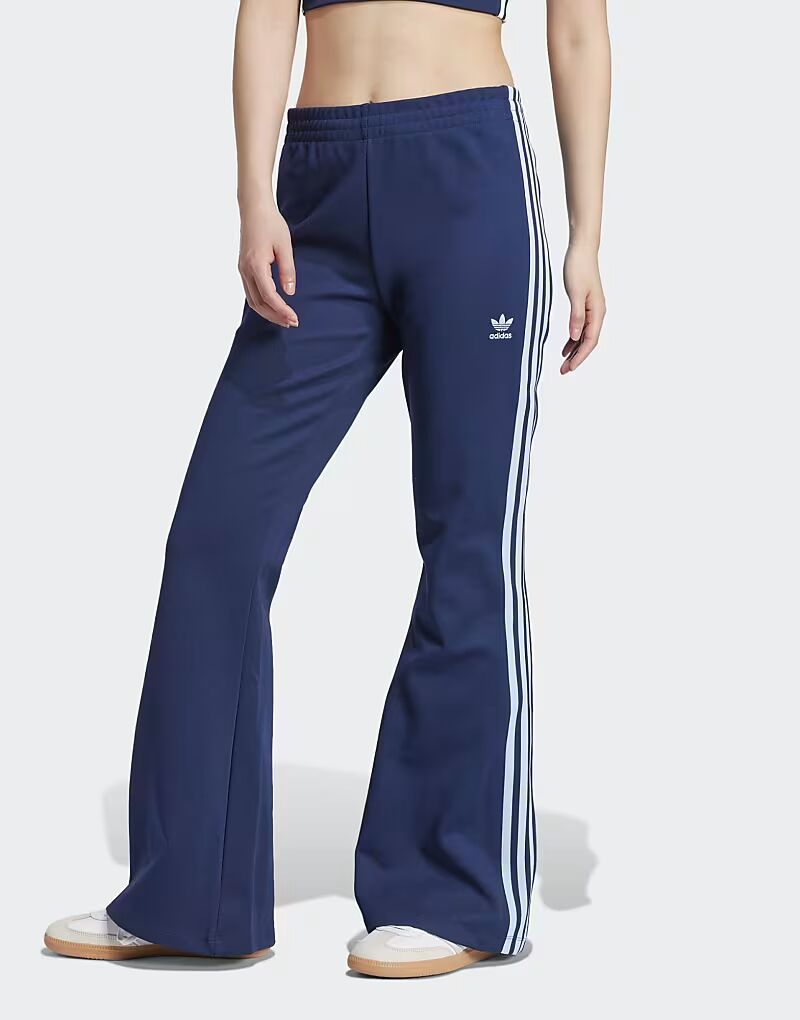 

Расклешенные спортивные брюки Adidas Originals Adicolor с тремя полосками в цвете «ночной индиго»