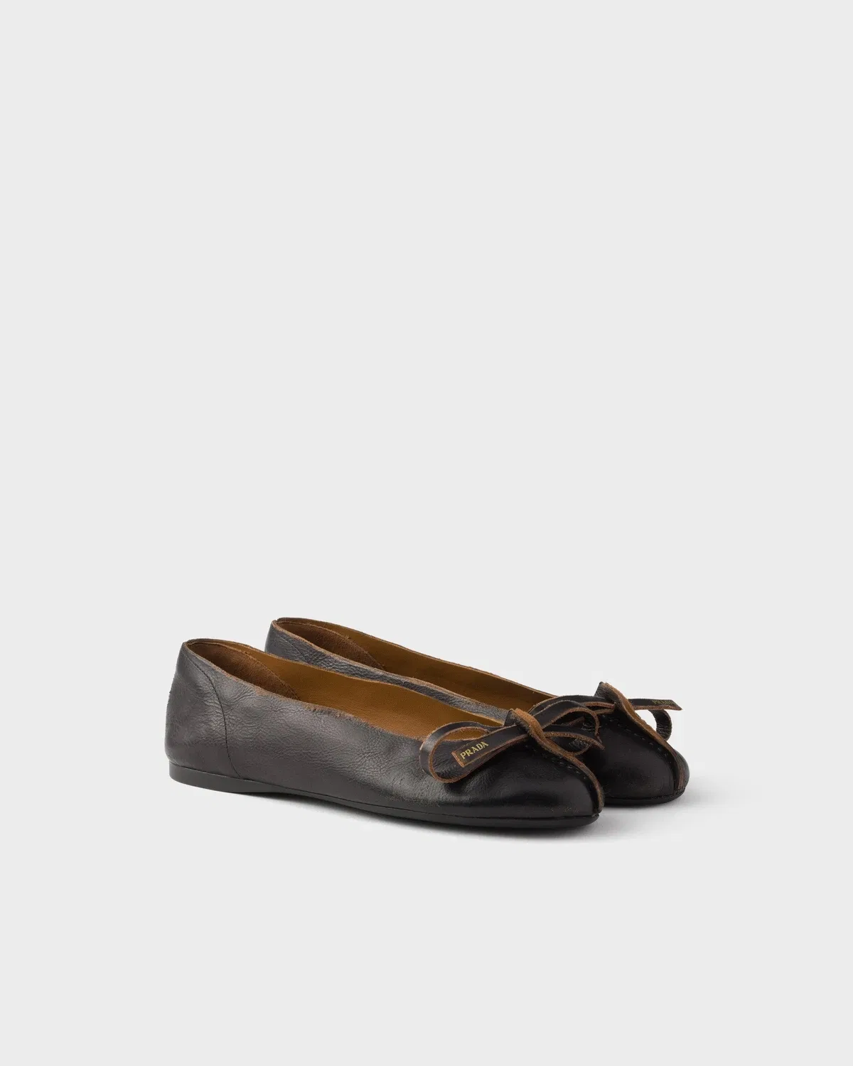Балетки из состаренной кожи Prada, черный