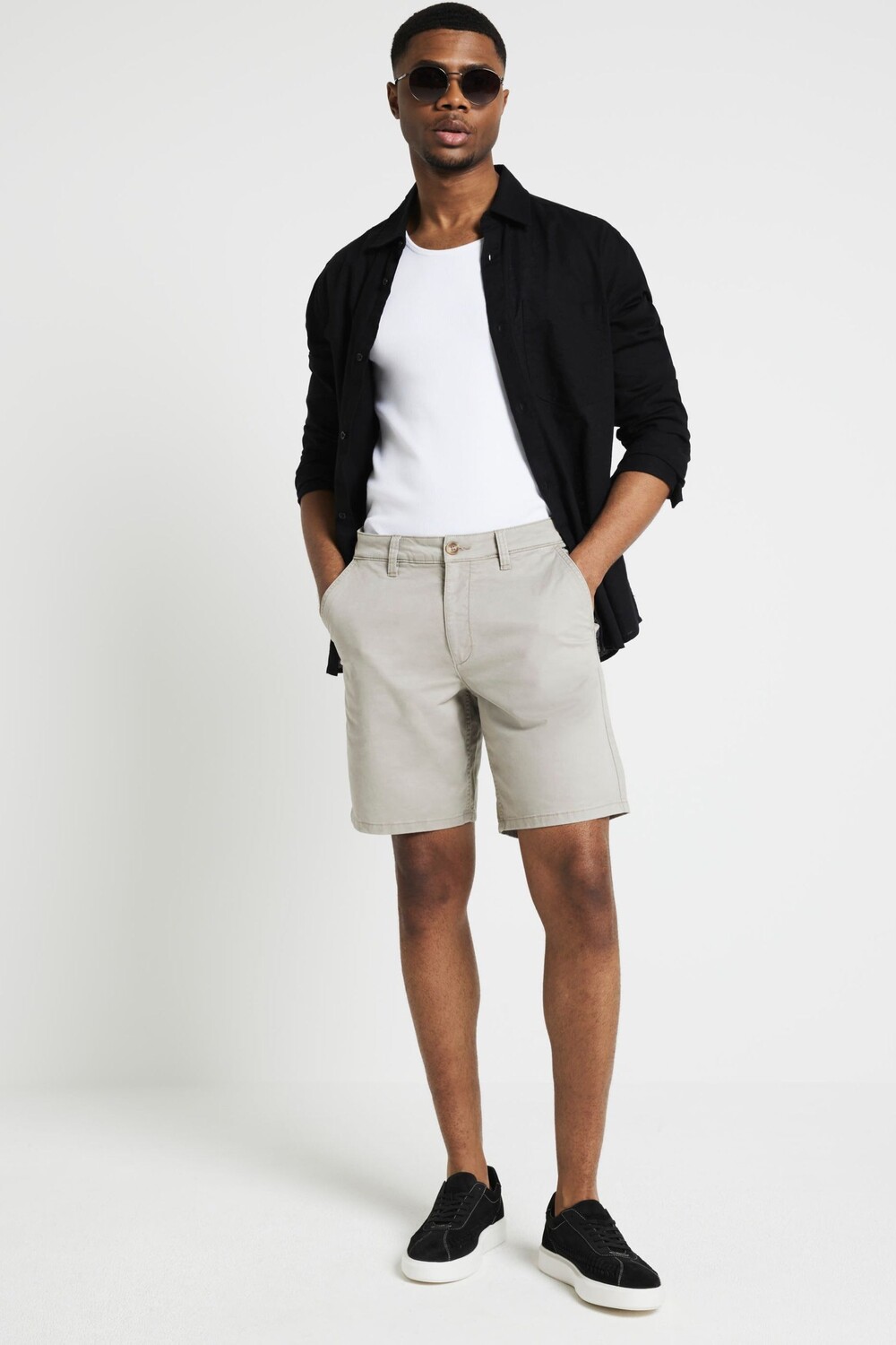 

Постиранные шорты чинос River Island, серый