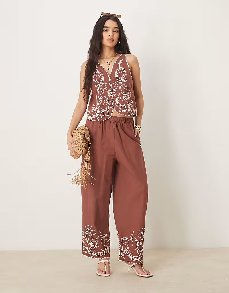 

Широкие брюки из льняной смеси ASOS DESIGN с фестончатым краем и вышивкой, цвет мокко
