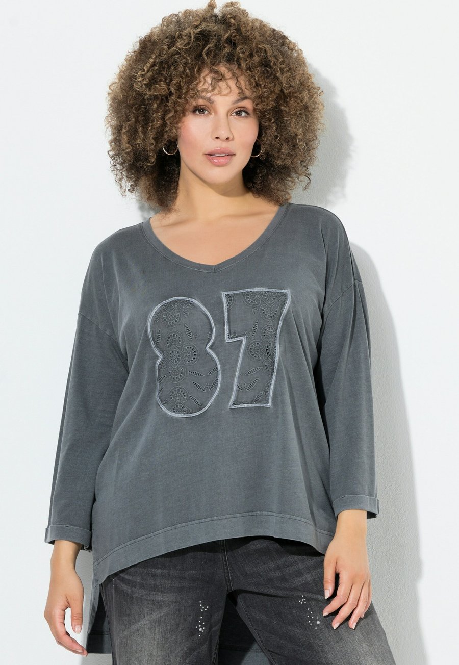 

Топ Ulla Popken V-AUSSCHNITT, 3/4-ARM, HINTEN LÄNGER, Graphite Grey/Grey