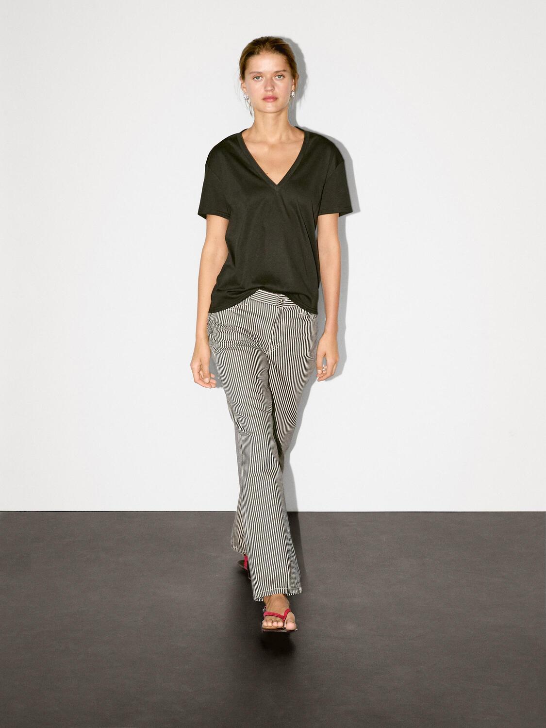 

Футболка с V-образным вырезом Massimo Dutti, черный