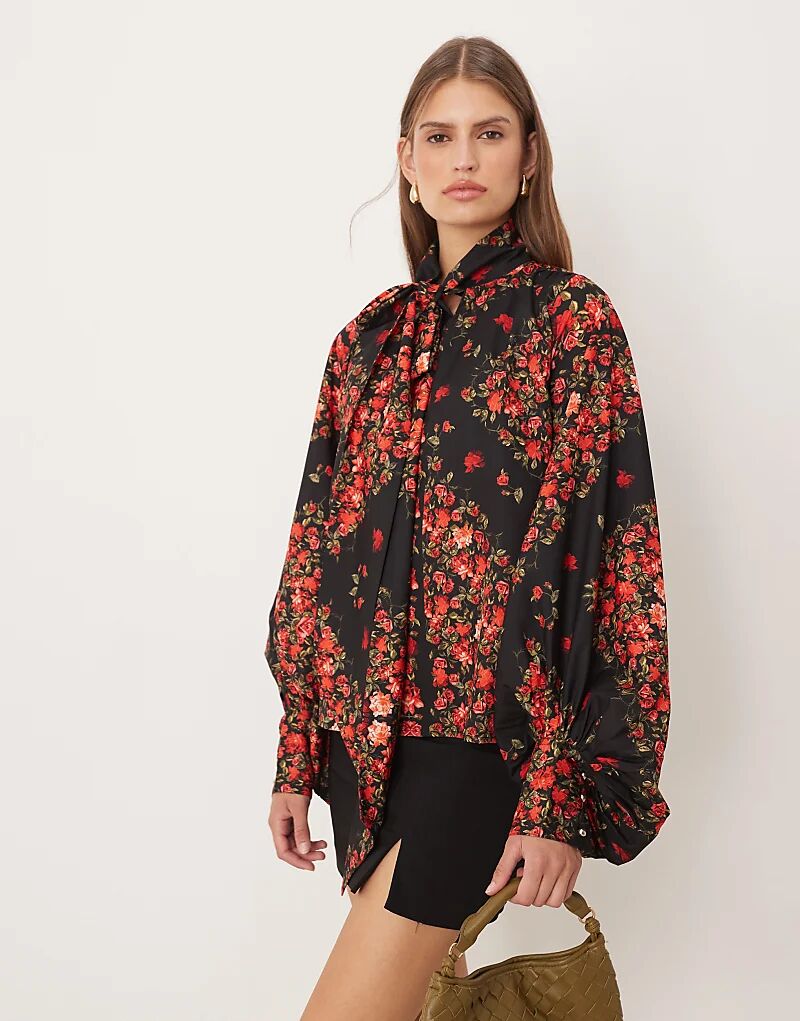 

Блузка Hope & Ivy с рукавами-фонариками и завязкой на шее, с черно-красным цветочным принтом