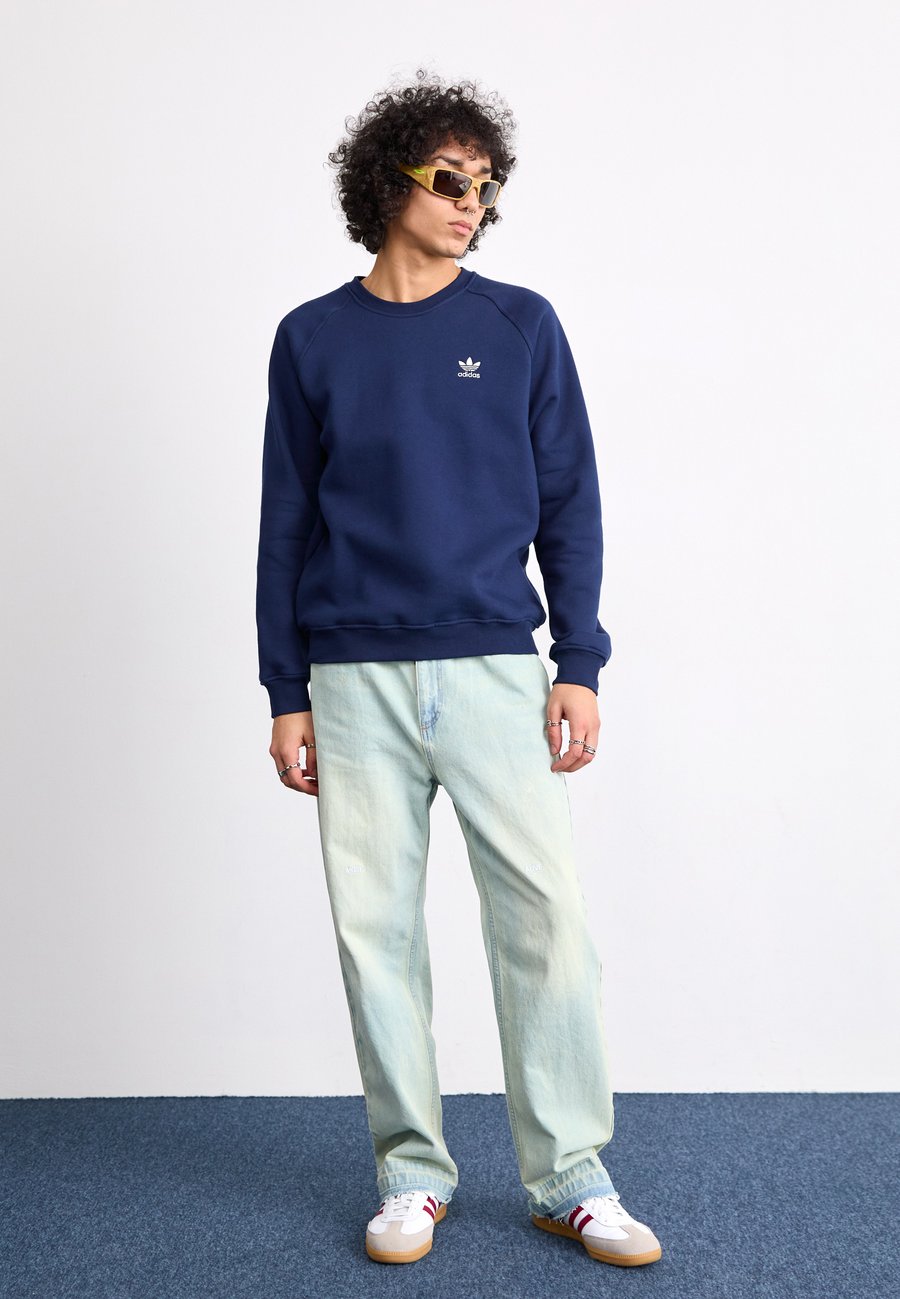 Толстовка Adidas Originals CREW, Night Indigo/Dark Blue — фото 2