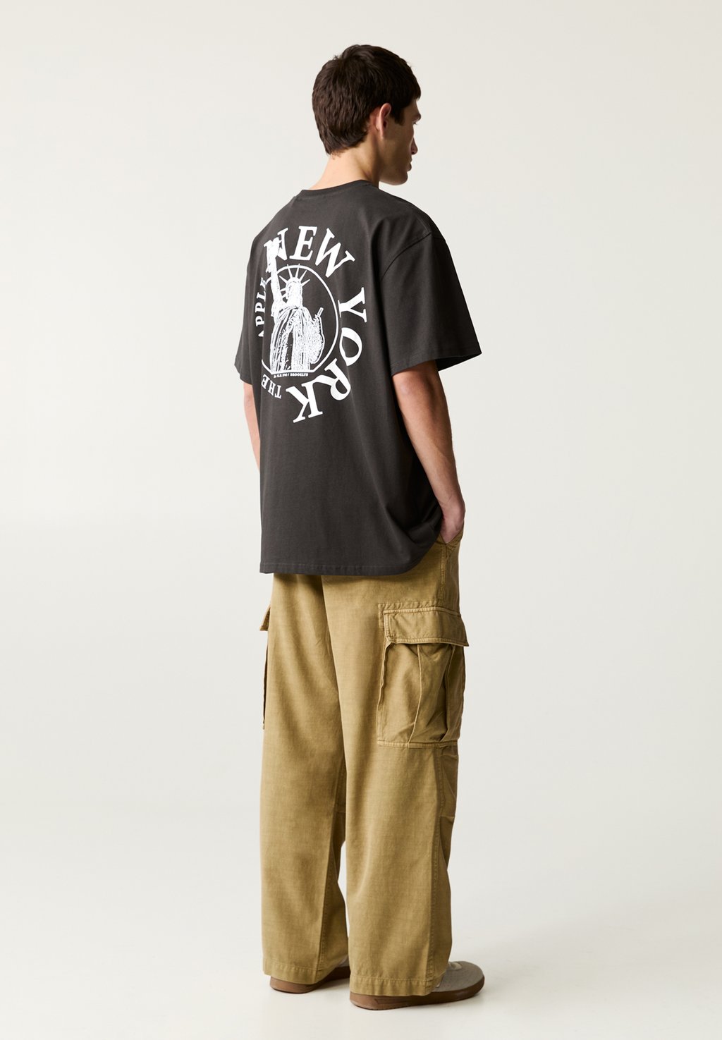 

Футболка с принтом NEW YORK GRAPHIC PULL&BEAR, черный