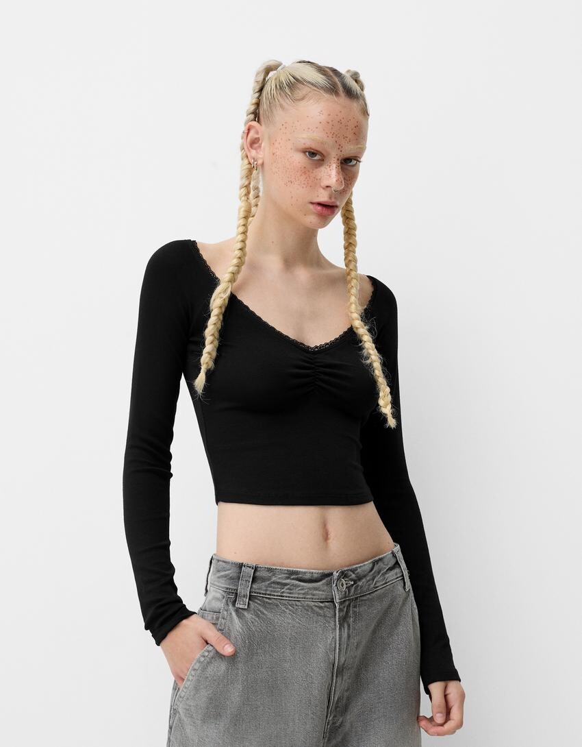 

Футболка с длинным рукавом из кружева светлого цвета со сборками Bershka, черный