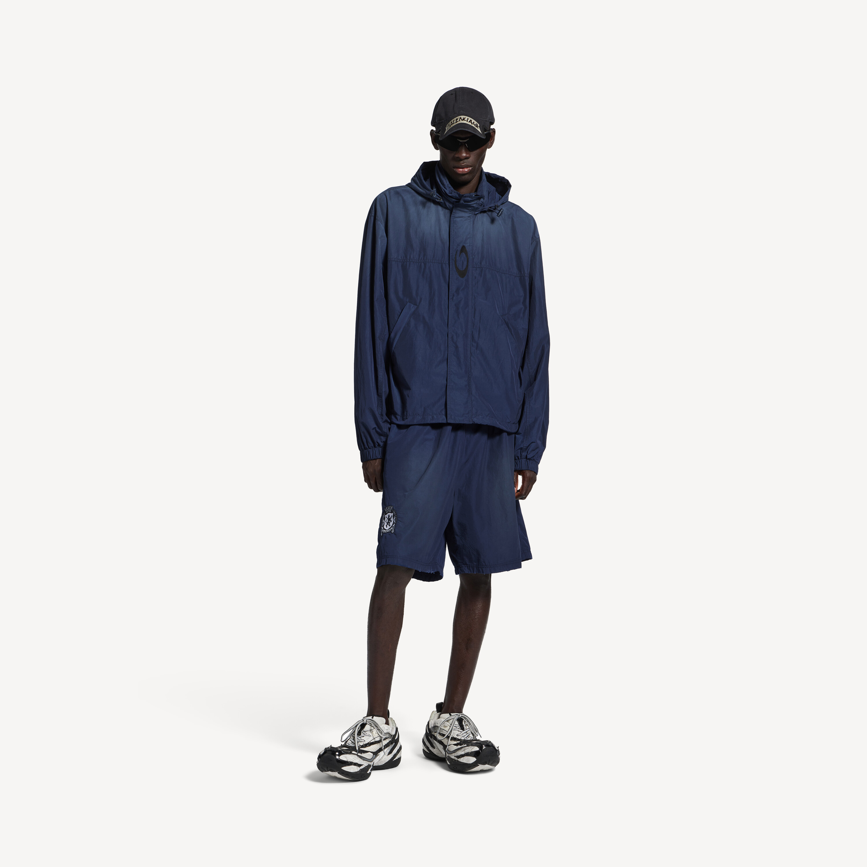 BALENCIAGA Мужская куртка-дождевик с капюшоном цвета морской синий — фото 2