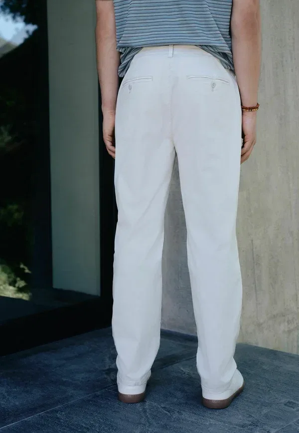 Брюки чинос Next, Regular tapered fit summerweight twin pleat, цвет кость — фото 4
