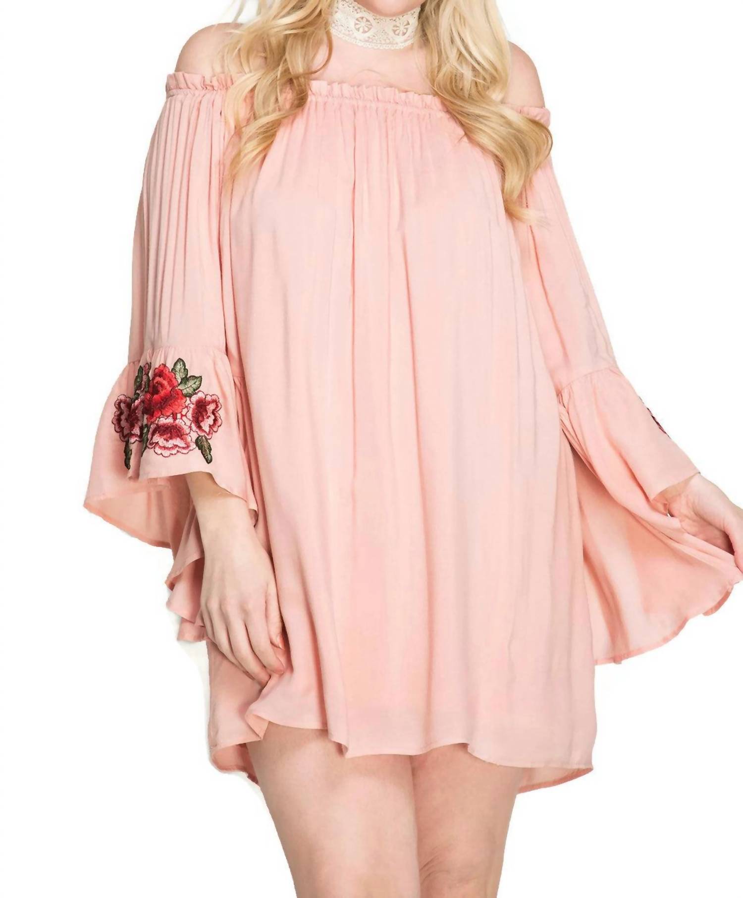 

Мини-платье с открытыми плечами и цветочным принтом - Plus In Blush SHE + SKY, красный