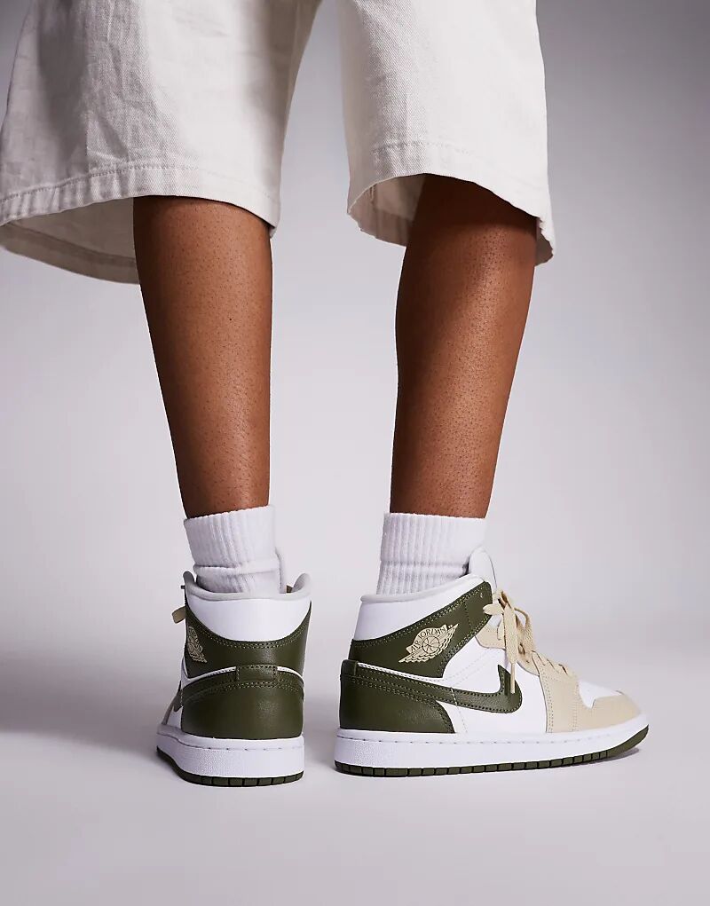 Кроссовки Nike Air Jordan 1 Mid белого и хаки цвета — фото 3