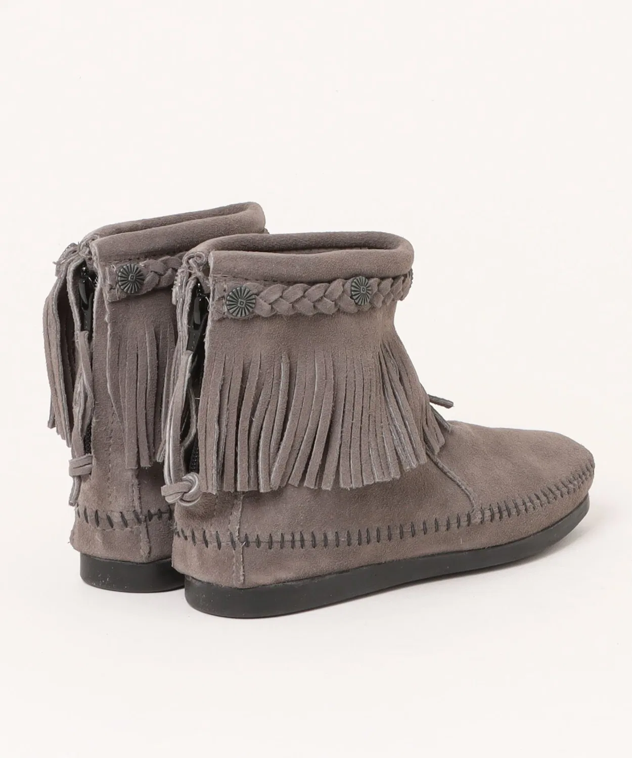 Ботинки высокие с бахромой MINNETONKA, кожаные, на молнии, серые — фото 2