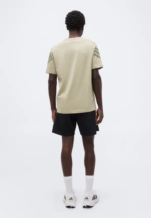 Спортивные шорты Adidas Performance Workout essentials base 3 stripes, черный/темно-зеленый/белый/алый — фото 3