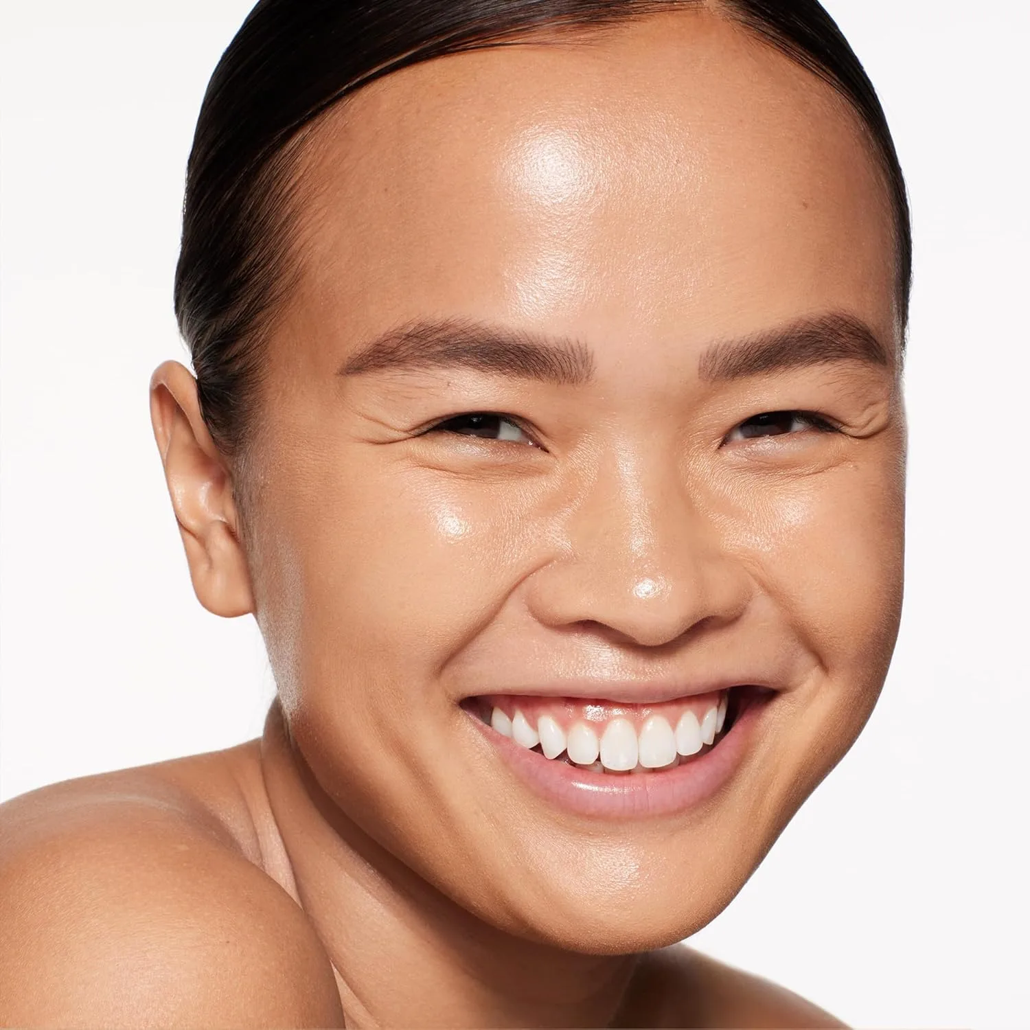 Shiseido RevitalEssence Skin Glow Foundation SPF 30, 350 Maple - тональный крем с наращиваемым средним покрытием, 24-часовая гидратация и 12-часовое ношение, устойчив к переносу, складкам и выцветанию, некомедогенный, для всех типов кожи — фото 4