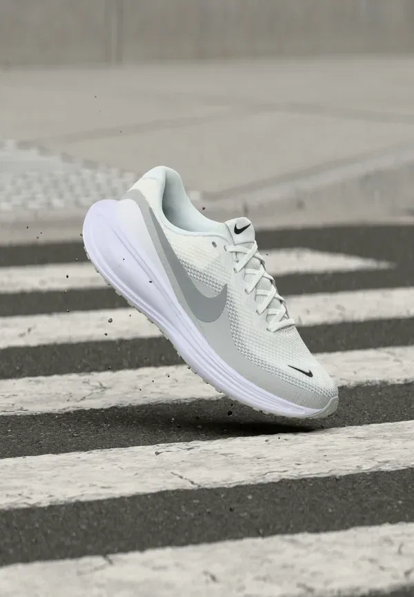 Кроссовки для бега по шоссе Nike Performance Revolution 8, Summit White/Metallic Silver/White/Photon Dust/Black